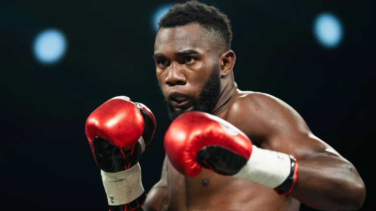 Carlos Adames akan kehilangan sabuknya jika sampai mengalami kekalahan dalam laga non-gelar tersebut. (Foto: Fight TV)