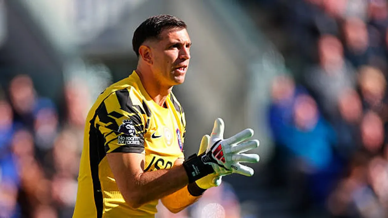 Xabi Alonso mengonfirmasi Emiliano Martinez berada dalam kondisi sadar dan menjalani tes pencegahan medis di rumah sakit