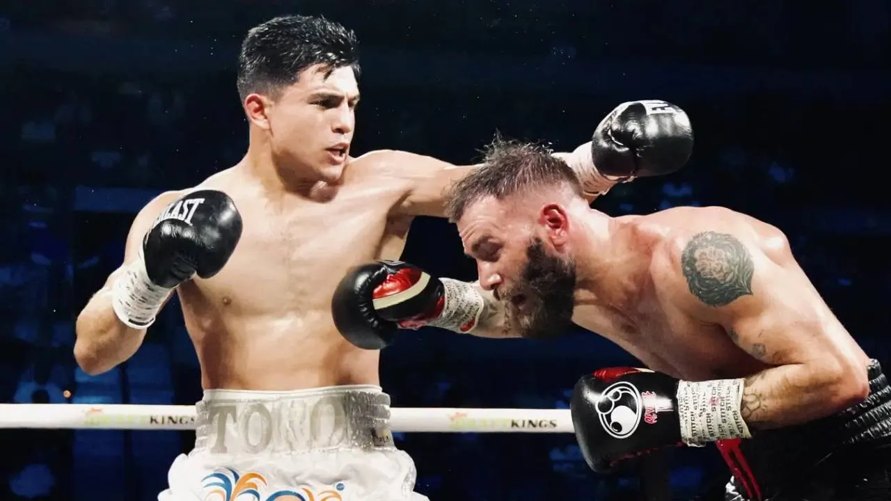 Armando Resendiz (kiri) mengalahkan Plant melalui keputusan angka terbelah pada Mei 2025 untuk merebut gelar interim kelas menengah super WBA. (Foto: Fight TV)