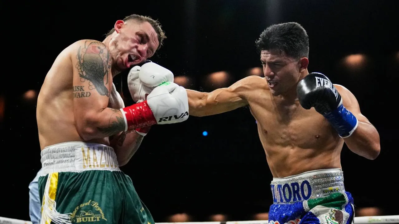Armando Resendiz (kanan) menghadapi perlawanan berat dari Koen Mazoudier yang tampil agresif dan membuat pertarungan berlangsung ketat. (Foto: Fight TV)