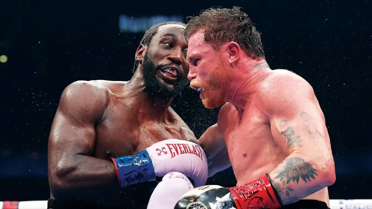 Canelo Alvarez (kanan) kalah angka mutlak dari Terence Crawford pada September 2025 dan kehilangan gelar juara sejati kelas menengah super. (Foto: Fight TV)