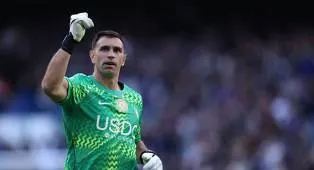 Chelsea Konfirmasi Operasi Patah Rahang Emiliano Martinez Berjalan Sukses