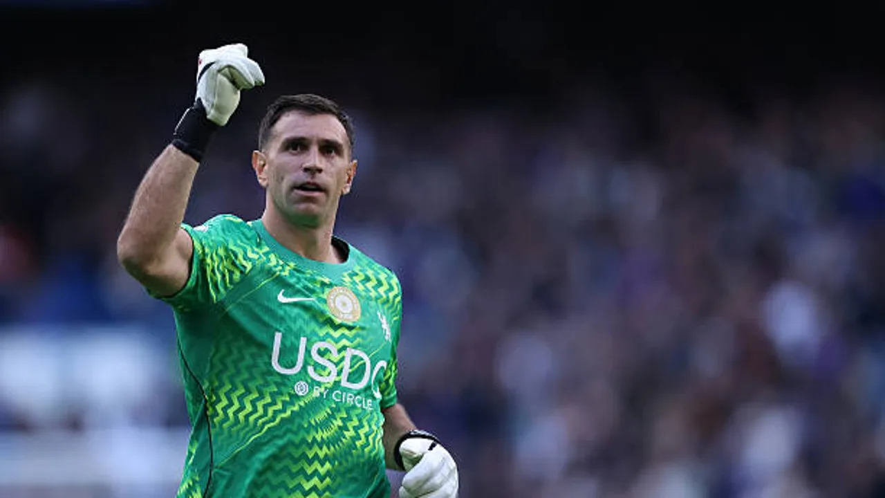 Chelsea Konfirmasi Operasi Patah Rahang Emiliano Martinez Berjalan Sukses