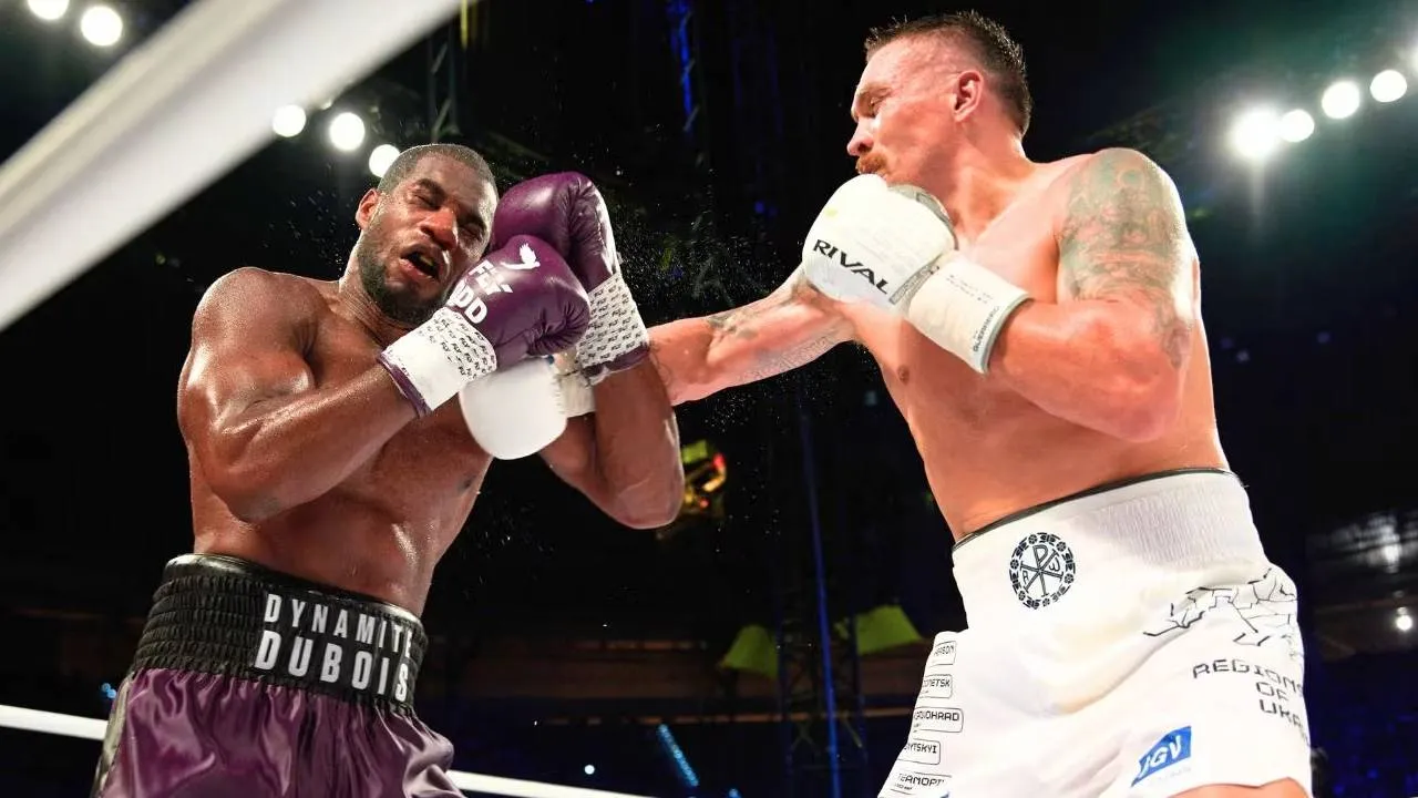 Daniel Dubois (kiri) dua kali kalah melalui penghentian dari Oleksandr Usyk, yakni pada Agustus 2023 dan Juli 2025. (Foto: Fight TV)