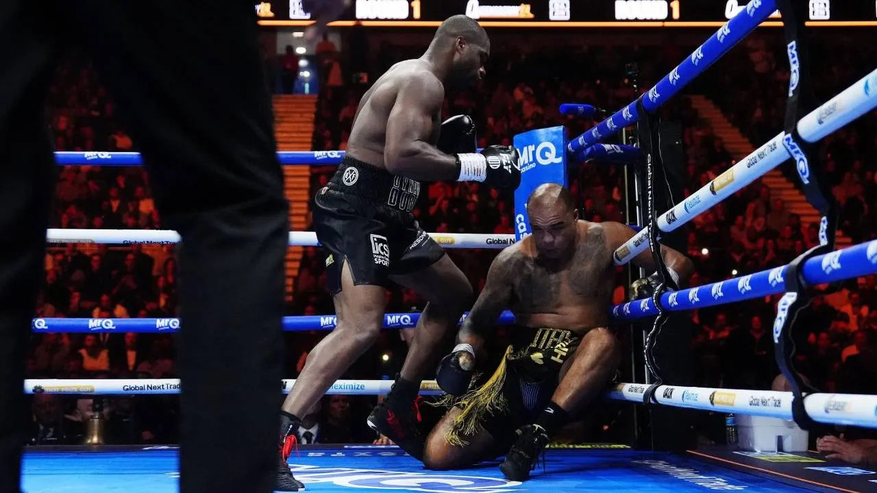 Daniel Dubois (kiri) menyaksikan Fabio Wardley tersungkur di sudut ring dalam duel ulang mereka di London, Sabtu (17/10). (Foto: Fight TV)