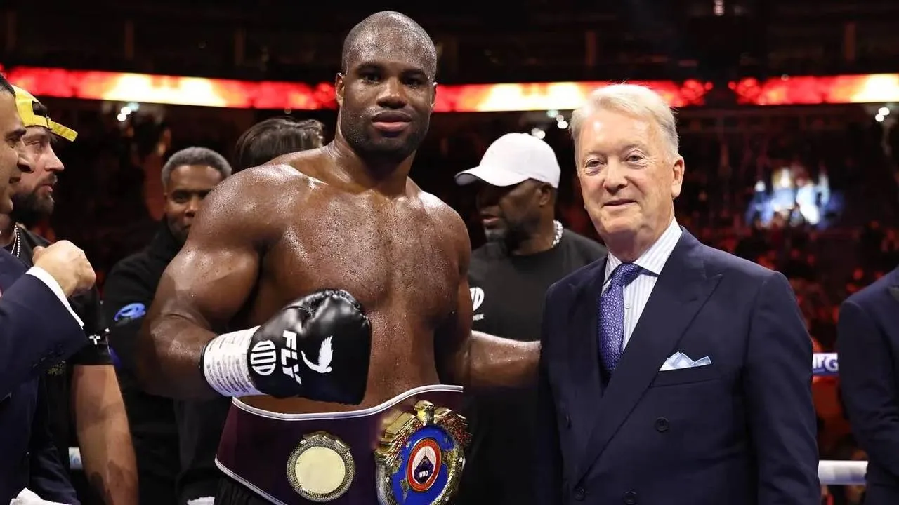 Daniel Dubois (kiri) dan Frank Warren berpose usai pertarungan melawan Fabio Wardley. (Foto: AP)