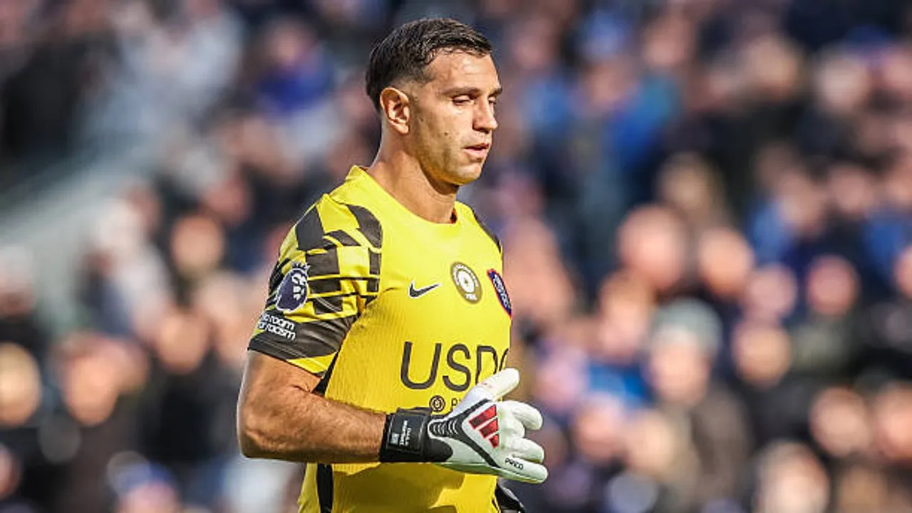 Emiliano Martinez dikonfirmasi harus menjalani operasi rahang dan dipastikan absen membela Chelsea dalam beberapa laga mendatang