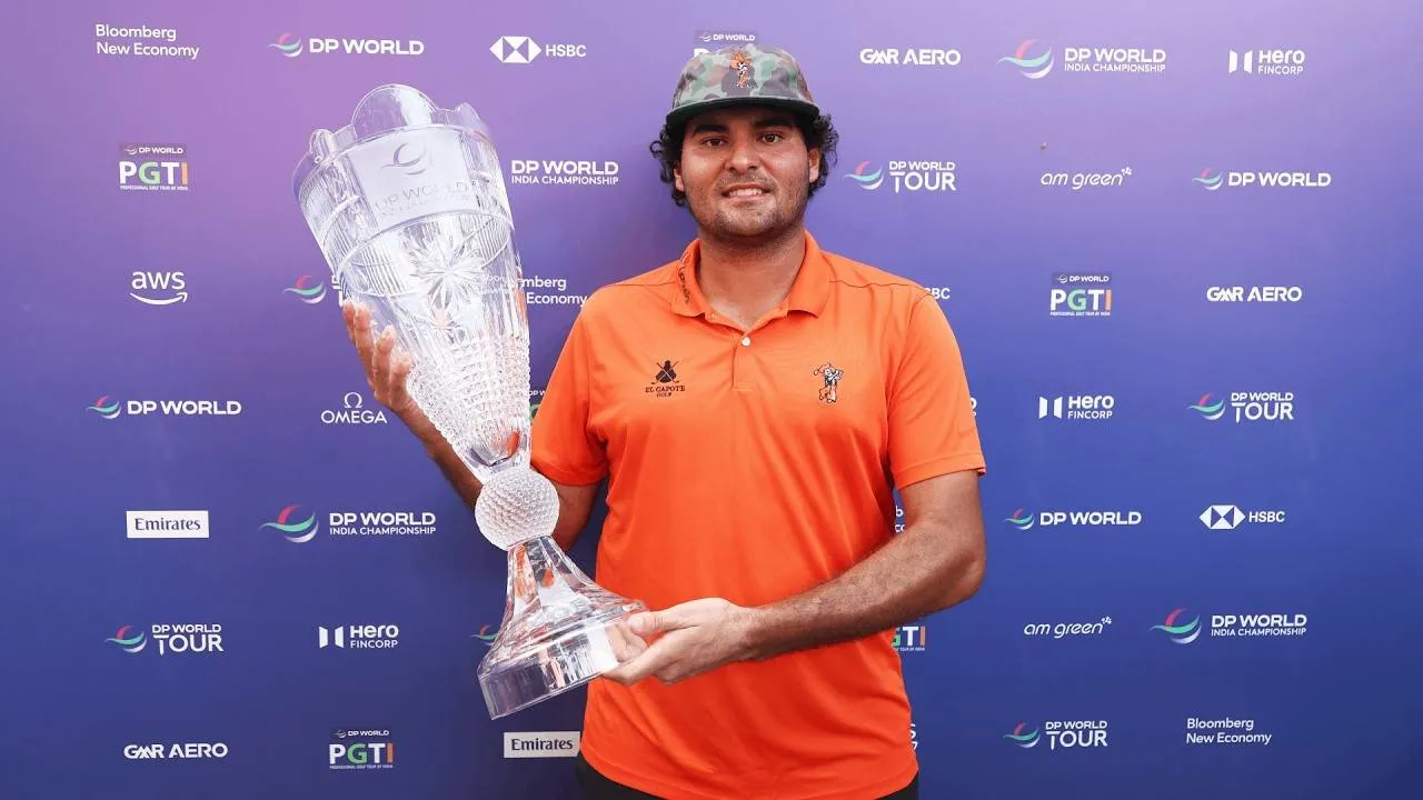 Eugenio Chacarra berpose dengan trofi DP World India Championship. (Foto: Golf Digest)