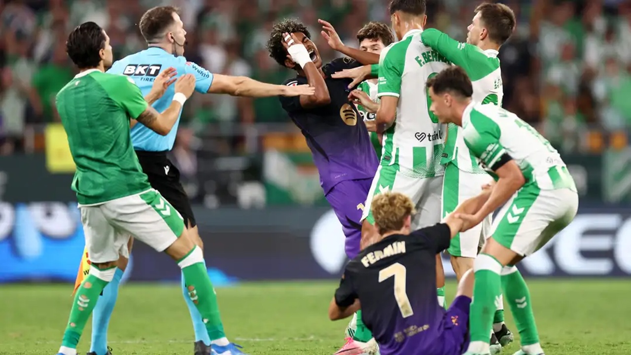 Facundo Bernal Minta Maaf Usai Diusir Wasit saat Dikalahkan Barcelona