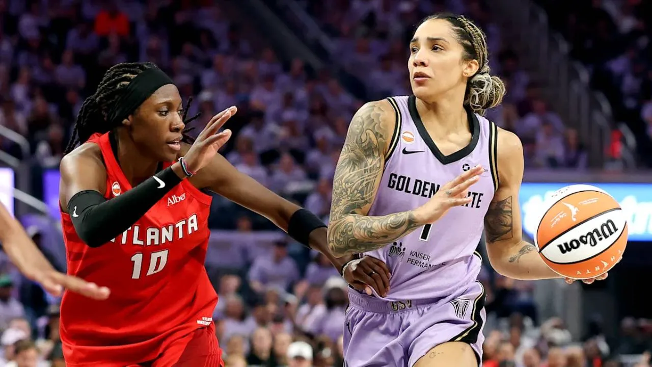Gabby Williams (kanan) mencetak 26 poin saat Golden State Valkyries mengalahkan Atlanta Dream 68-64 pada gim pertama Final WNBA di San Francisco, Sabtu (17/10). (Foto: AP)