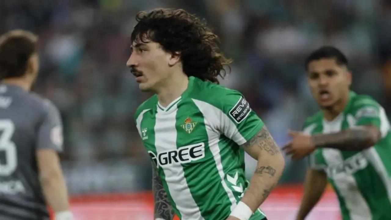 Hector Bellerin Tidak Terima Kartu Merah Diberikan ke Facundo Bernal