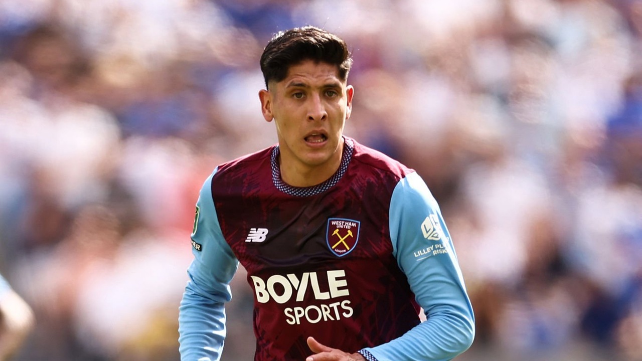 Javier Aguirre Bantah Rumor Kepindahan Edson Alvarez ke Valencia