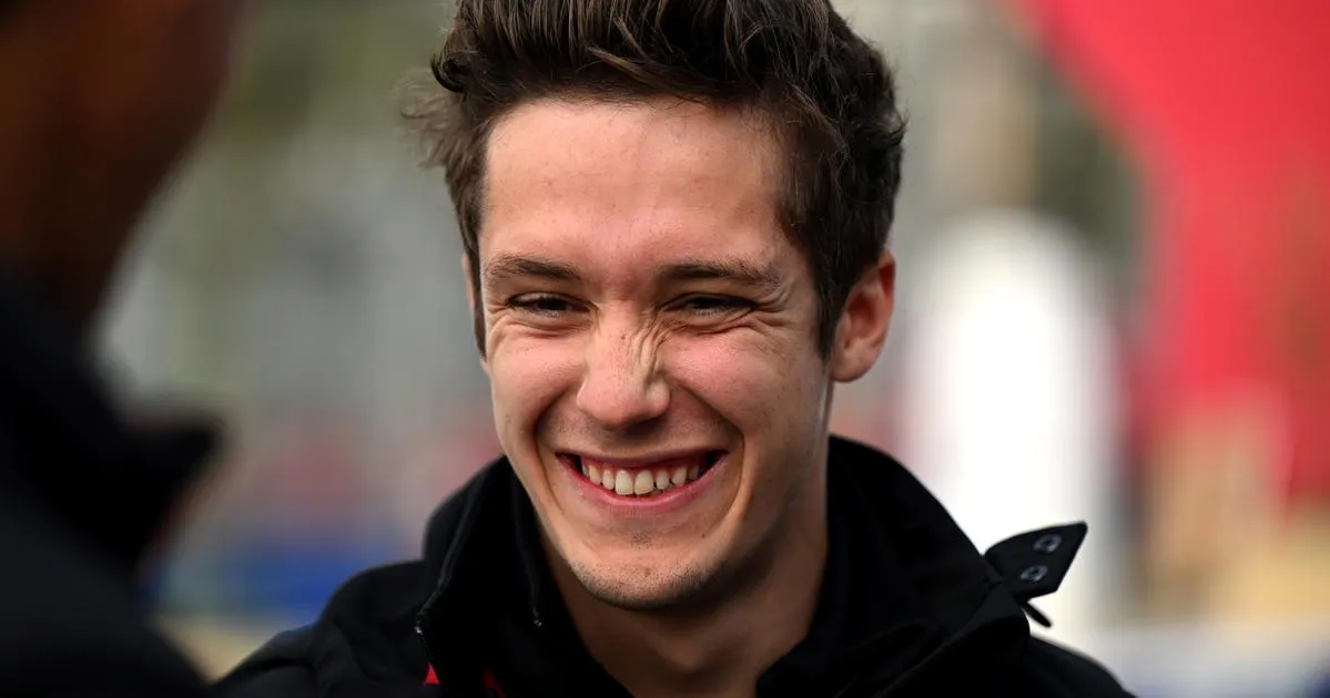 Mantan Pembalap Mercedes Akan Uji Coba Ferrari F1 - sumber: (racingnews365)