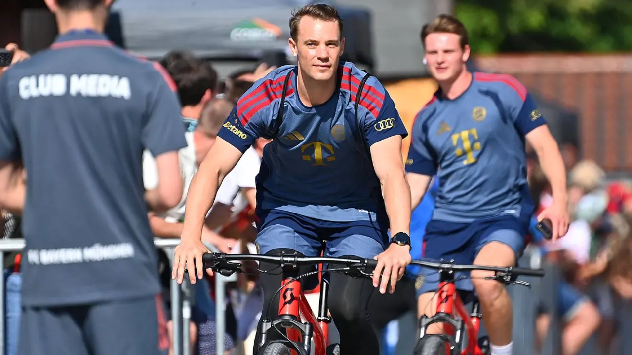 Meski Kembali Jadi Starter Bayern, Jonas Urbig: Semoga Neuer Cepat Pulih!