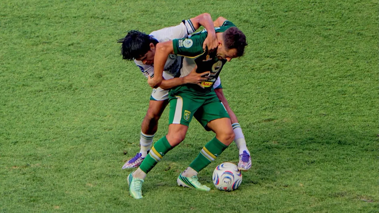 Pemain Persebaya Surabaya, Miguel Pereira dikawal pemain PSS Sleman