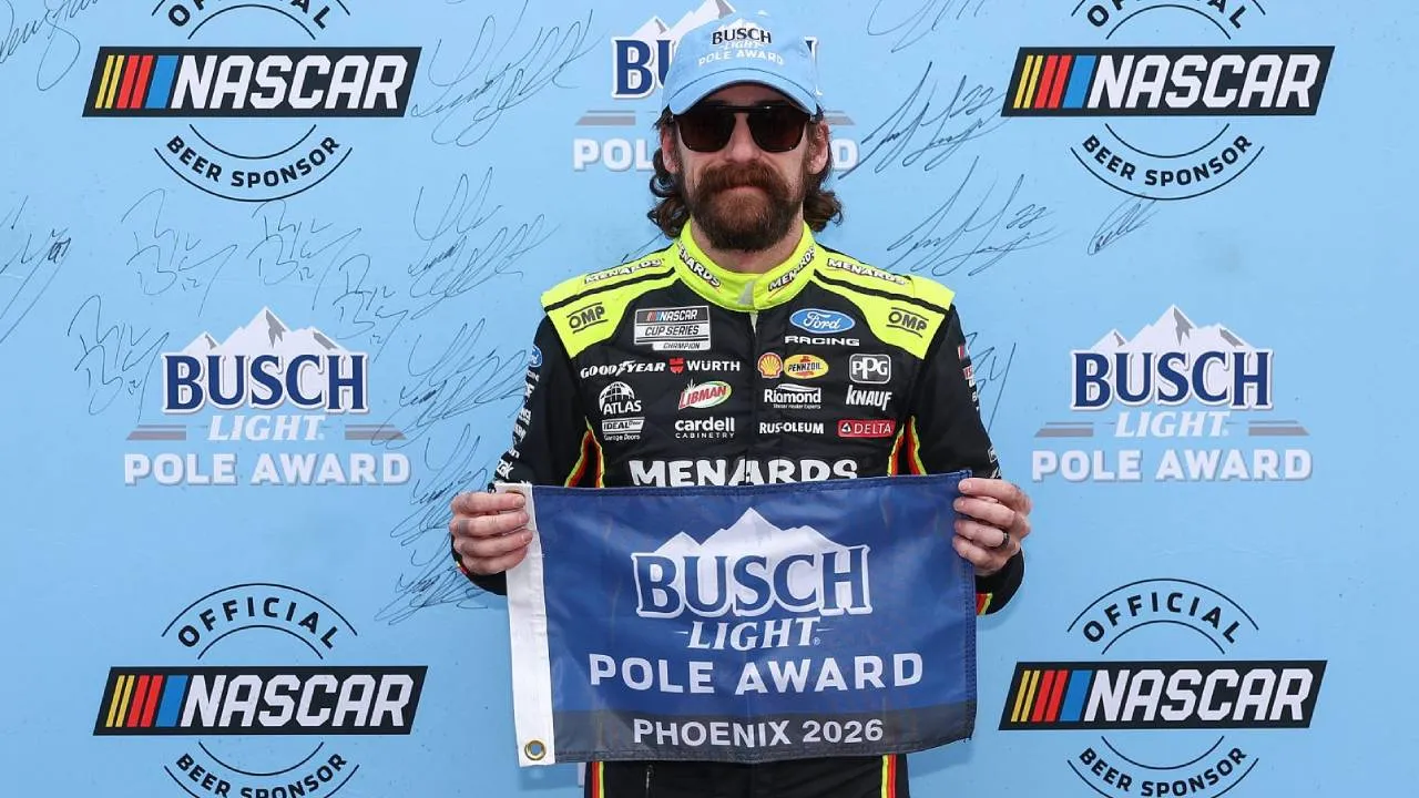 Ryan Blaney mencatat waktu 26,250 detik untuk mengitari lintasan oval sepanjang satu mil di Avondale, Arizona. (Foto: AP)