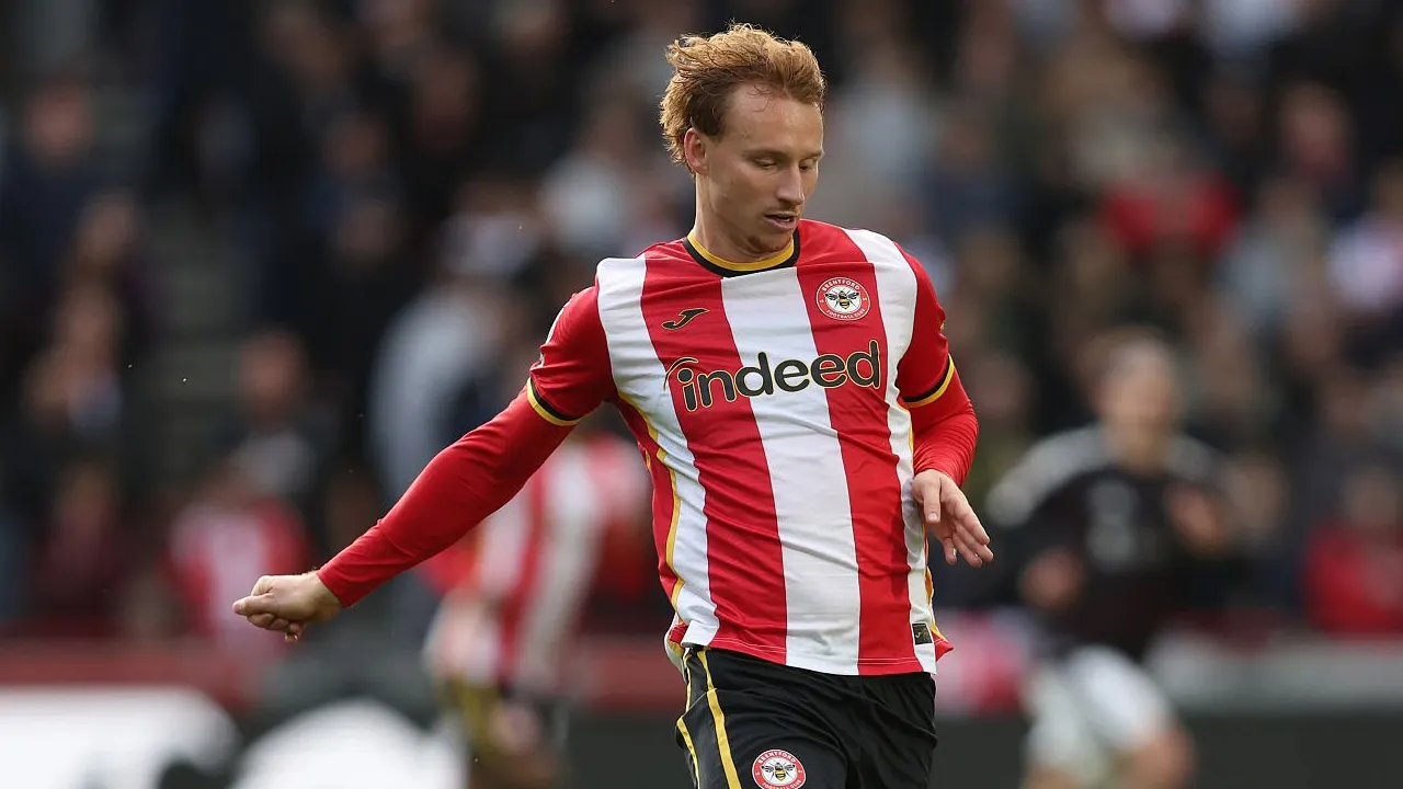 Sepp van den Berg Akui Kartu Merah Bikin Brentford Sulit Tahan Liverpool