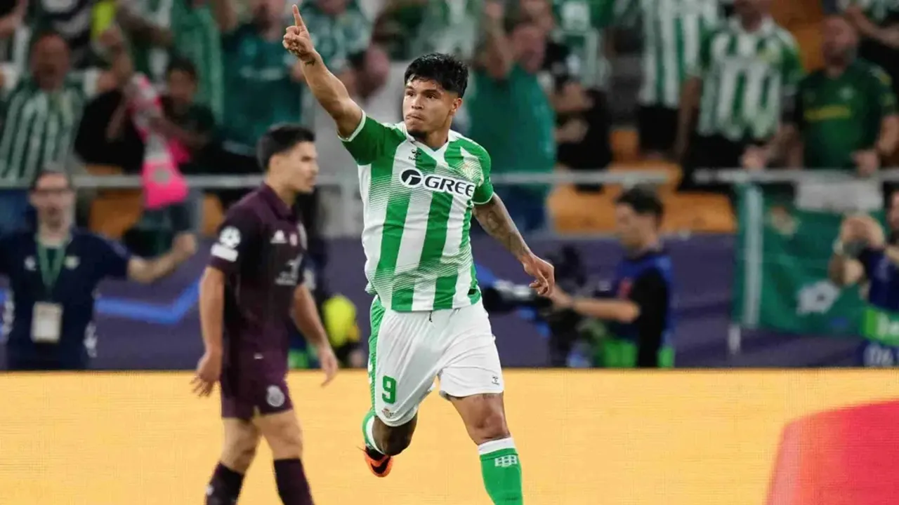 Cucho Hernandez Terpaksa Absen saat Melawan Feyenoord