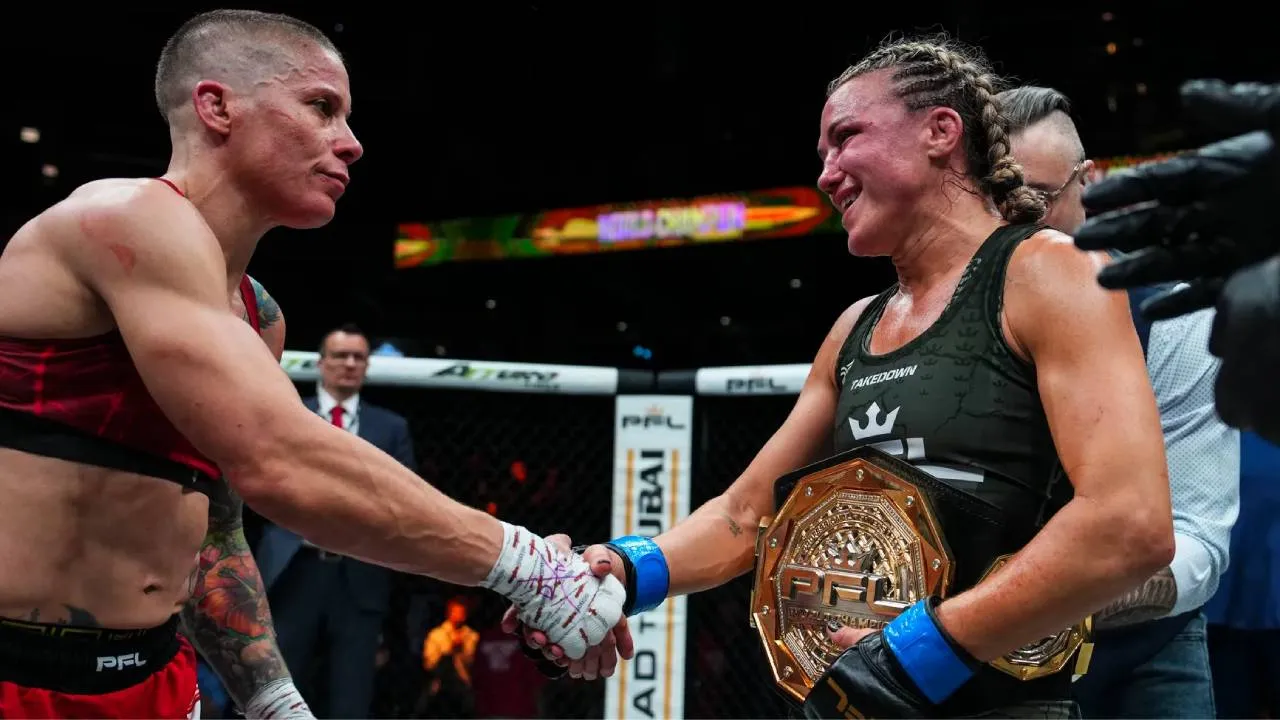 Jena Bishop (kanan) menjabat tangan Liz Carmouche usai memenangi pertarungan untuk memperebutkan gelar perdana kelas terbang putri PFL. (Foto: Fight TV)