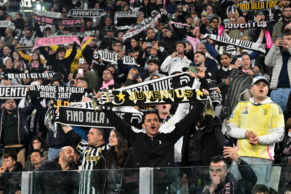 Kekalahan Juventus 0-3 dari Lazio Diwarnai Kericuhan Suporter - sumber: (footballitalia)