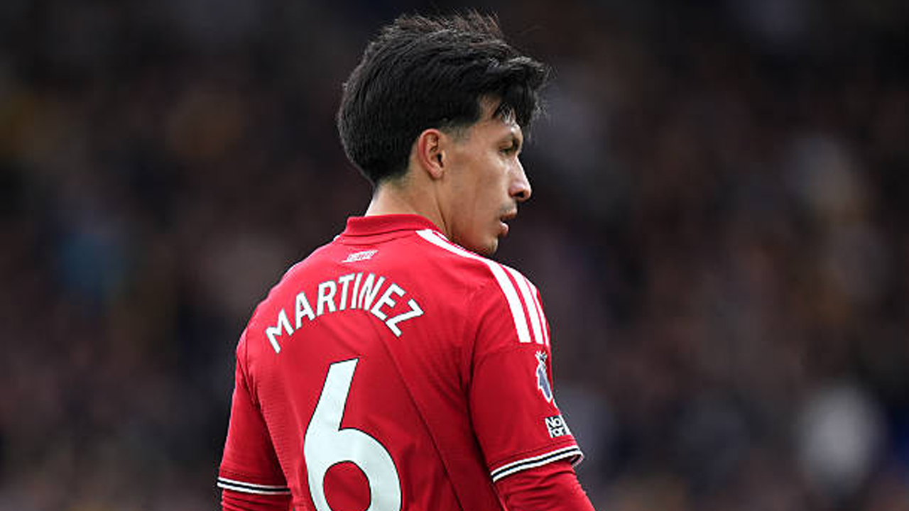Kritik Manajemen, Manchester United Tunda Negosiasi Kontrak Baru Lisandro Martinez