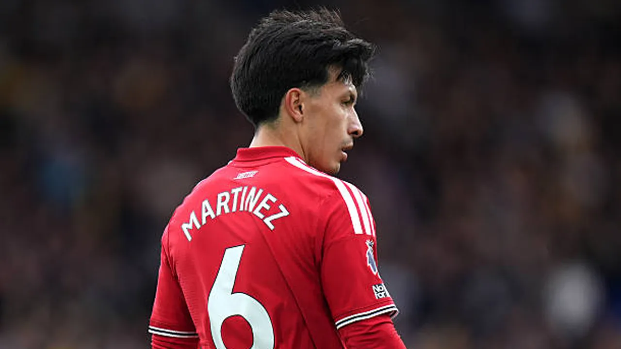 Kritik Manajemen, Manchester United Tunda Negosiasi Kontrak Baru Lisandro Martinez