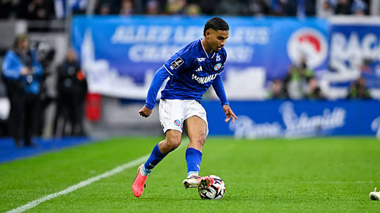 Model Multi-Klub Buka Peluang Chelsea Rekrut Gessime Yassine dari Strasbourg