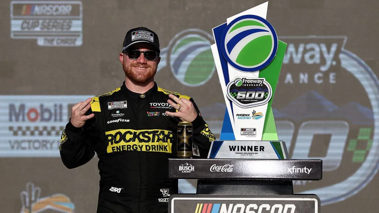 Tyler Reddick menyalip Chase Briscoe ketika balapan menyisakan 17 putaran dan mempertahankan keunggulan hingga finis. (Foto: AP)