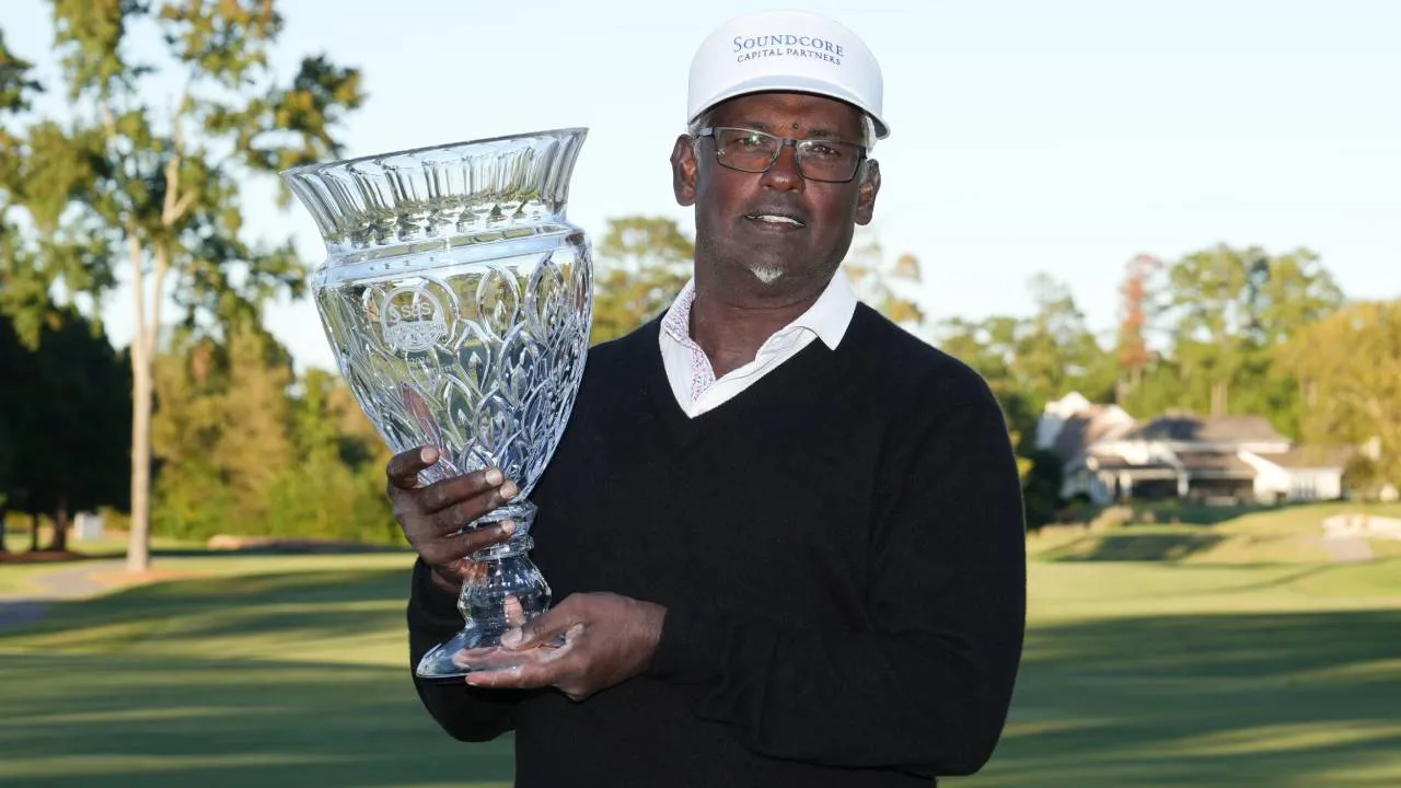 Vijay Singh berpose dengan trofi SAS Championship. (Foto: Golf Digest)