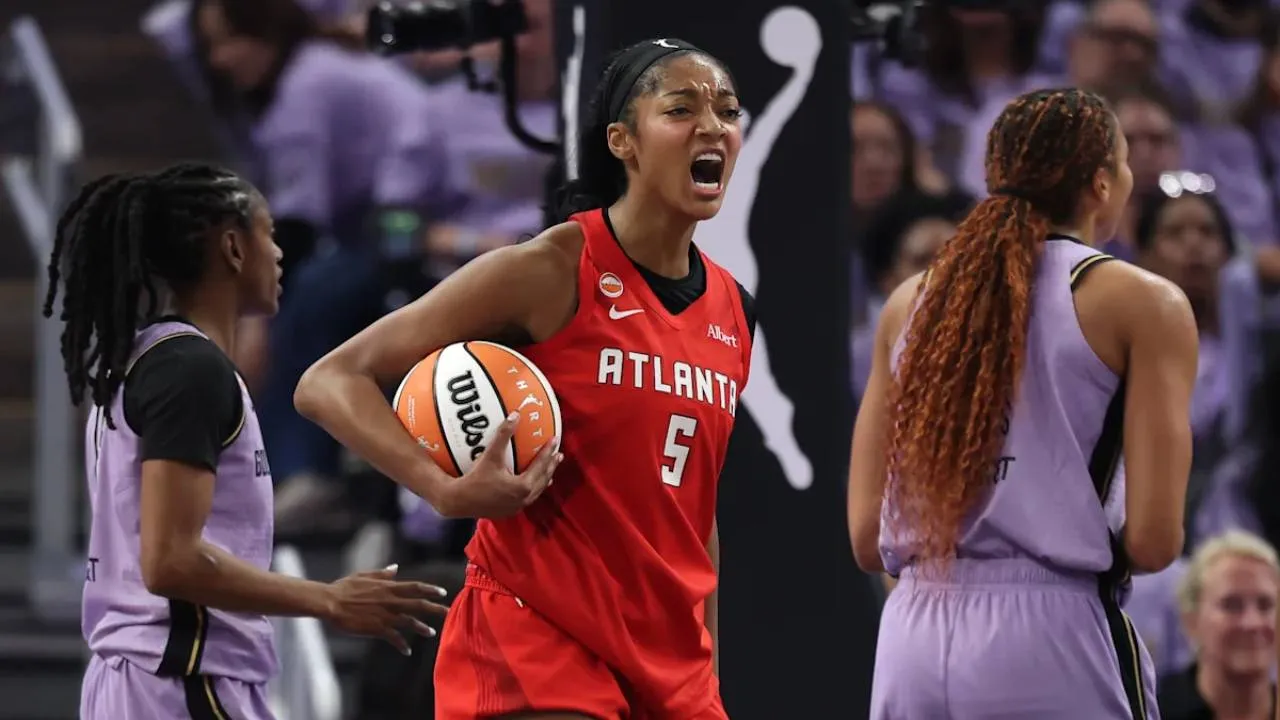 Angel Reese (tengah) mencetak 30 poin dan 16 rebound saat Atlanta Dream mengalahkan Golden State Valkyries 79-65 pada gim kedua Final WNBA, Senin (19/10) malam. (Foto: AP)