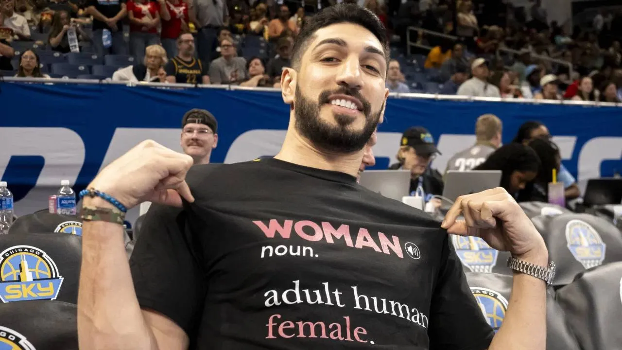 Enes Kanter Freedom terakhir kali menghadiri pertandingan WNBA ketika Chicago Sky menjamu Indiana Fever pada akhir Agustus. (Foto: AP)