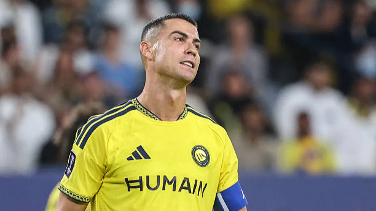 Cristiano Ronaldo dijatuhi sanksi skorsing 30 hari dan denda usai meninggalkan kamp latihan Timnas Portugal akibat berselisih dengan pelatih