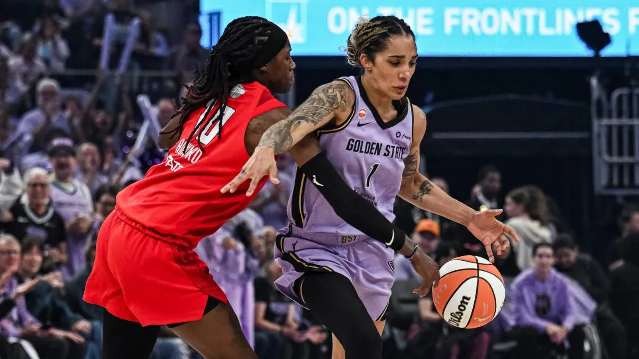 Gabby Williams (kanan) menjadi pencetak angka terbanyak Golden State Valkyries dengan 14 poin, tetapi hanya memasukkan tiga dari 15 percobaan tembakan. (Foto: AP)