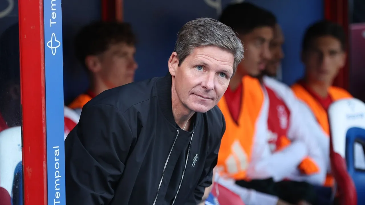 Jamie Carragher Sebut Posisi Oliver Glasner di Nottingham Forest Terancam