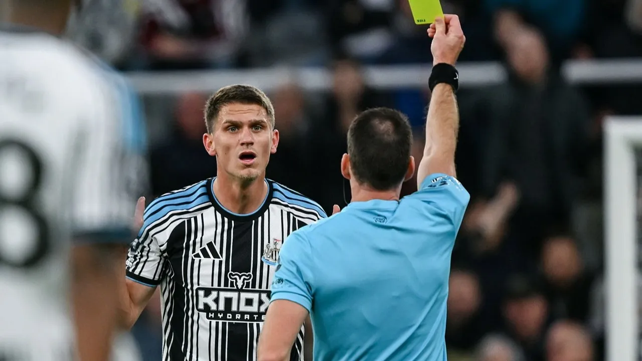 Howard Webb menilai pelanggaran keras Sven Botman terhadap Nicolas Jackson layak diganjar kartu kuning oleh wasit