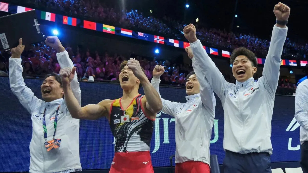 Tim senam Jepang melakukan selebrasi setelah memastikan kemenangan di nomor beregu putra pada Kejuaraan Dunia Senam Artistik 2026 di Rotterdam, Belanda pada Selasa (20/10). (Foto: AP)