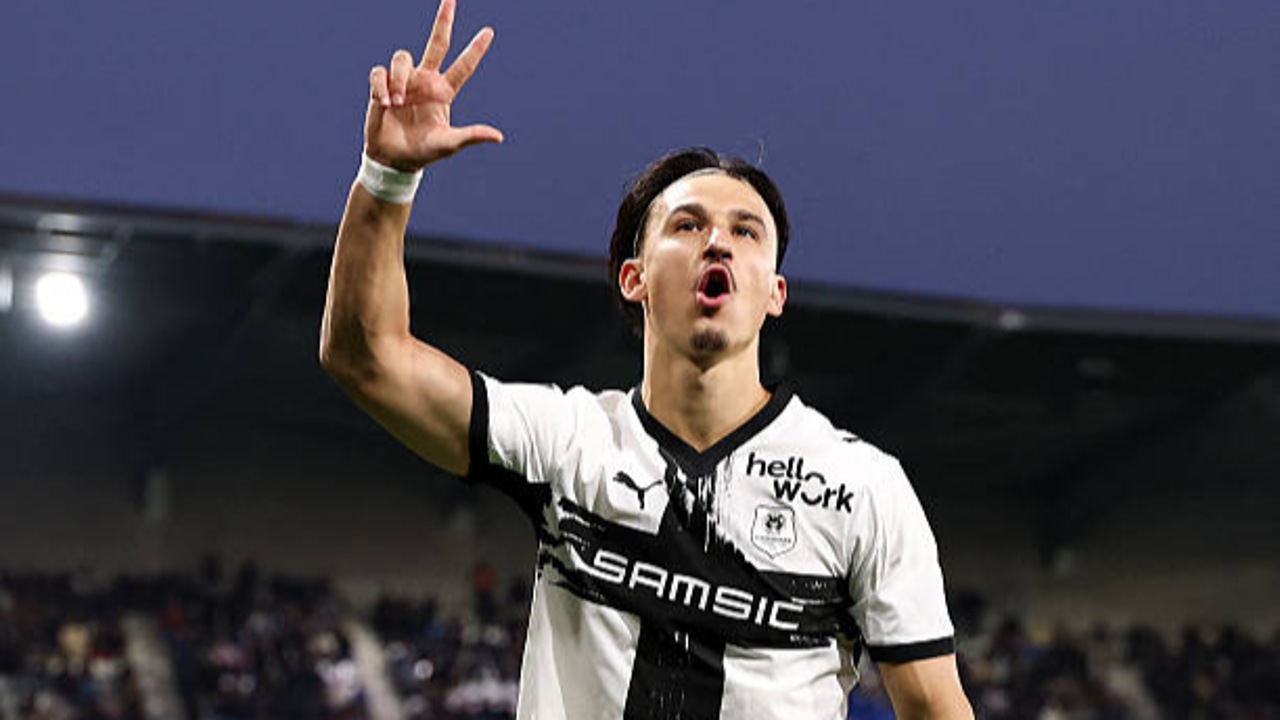 Leeds United dan Everton Makin Serius Kejar Striker Rennes, Esteban Lepaul