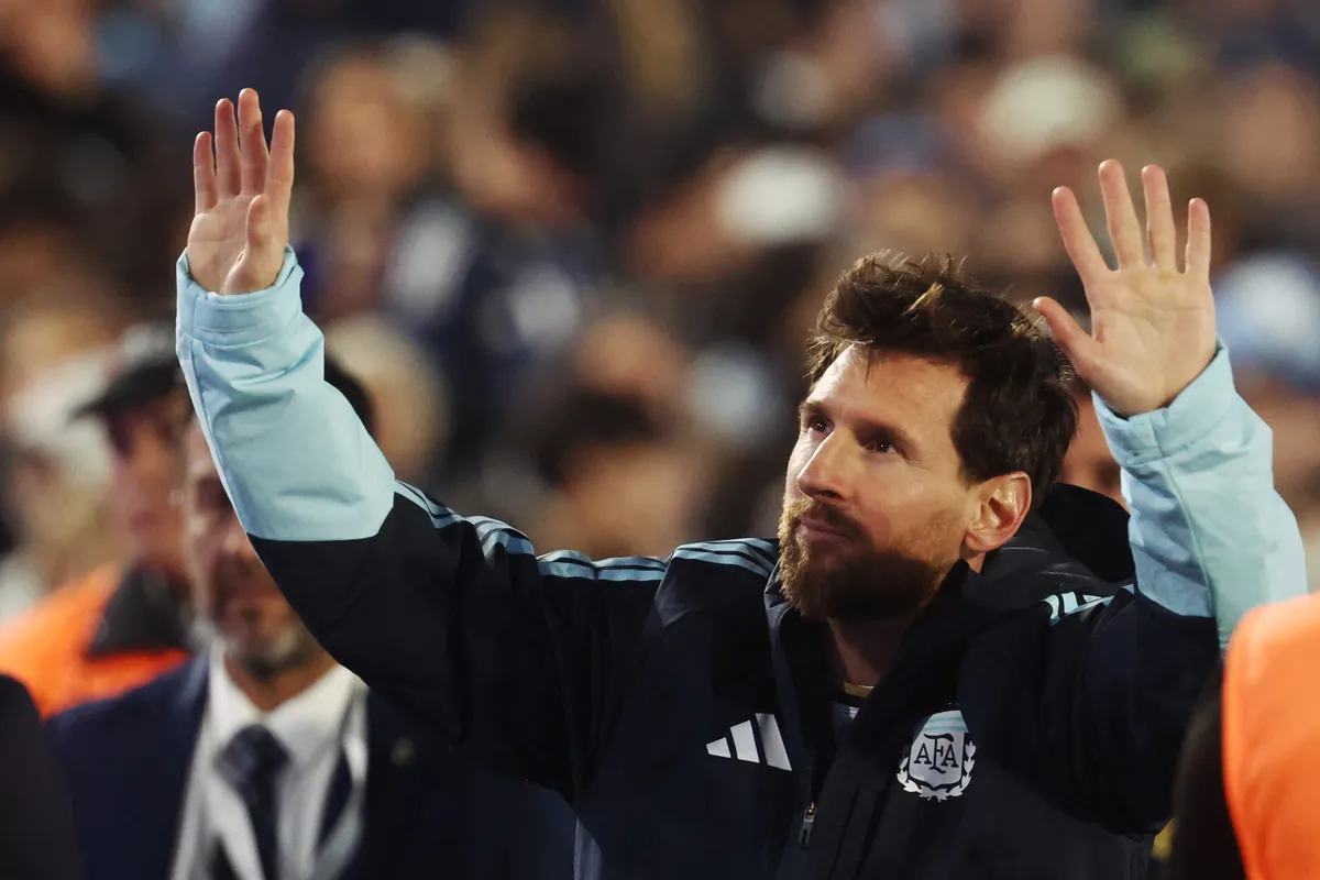 Pengakuan Fabregas: Putra Messi Kenakan Kostum Como - sumber: (footballitalia)