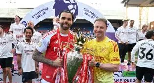 Peter Schmeichel Puji Keputusan Arteta Pilih David Raya