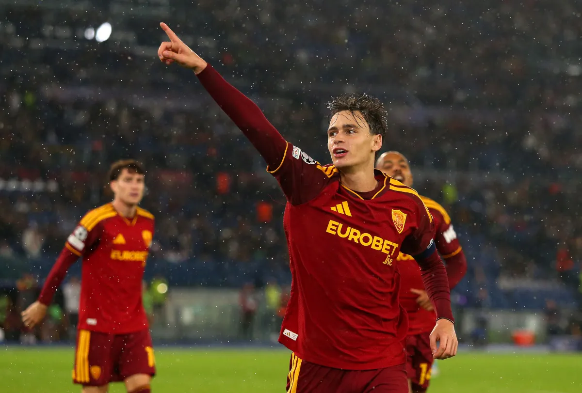 Pisilli Kenang Kebanggaan Kenakan Ban Kapten Roma - sumber: (footballitalia)