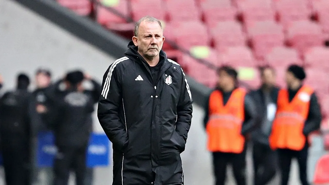 Sergen Yalcin resmi menandatangani kontrak berdurasi empat tahun untuk memimpin skuad Timnas Turkiye