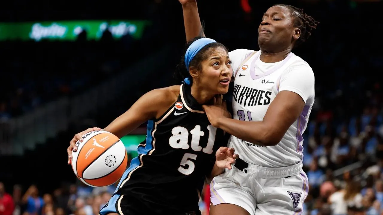 Angel Reese (kiri) mencetak 21 poin dan 12 rebound saat Atlanta Dream mengalahkan Golden State Valkyries 97-71 pada gim ketiga Final WNBA, Rabu (21/10) malam. (Foto: AP)