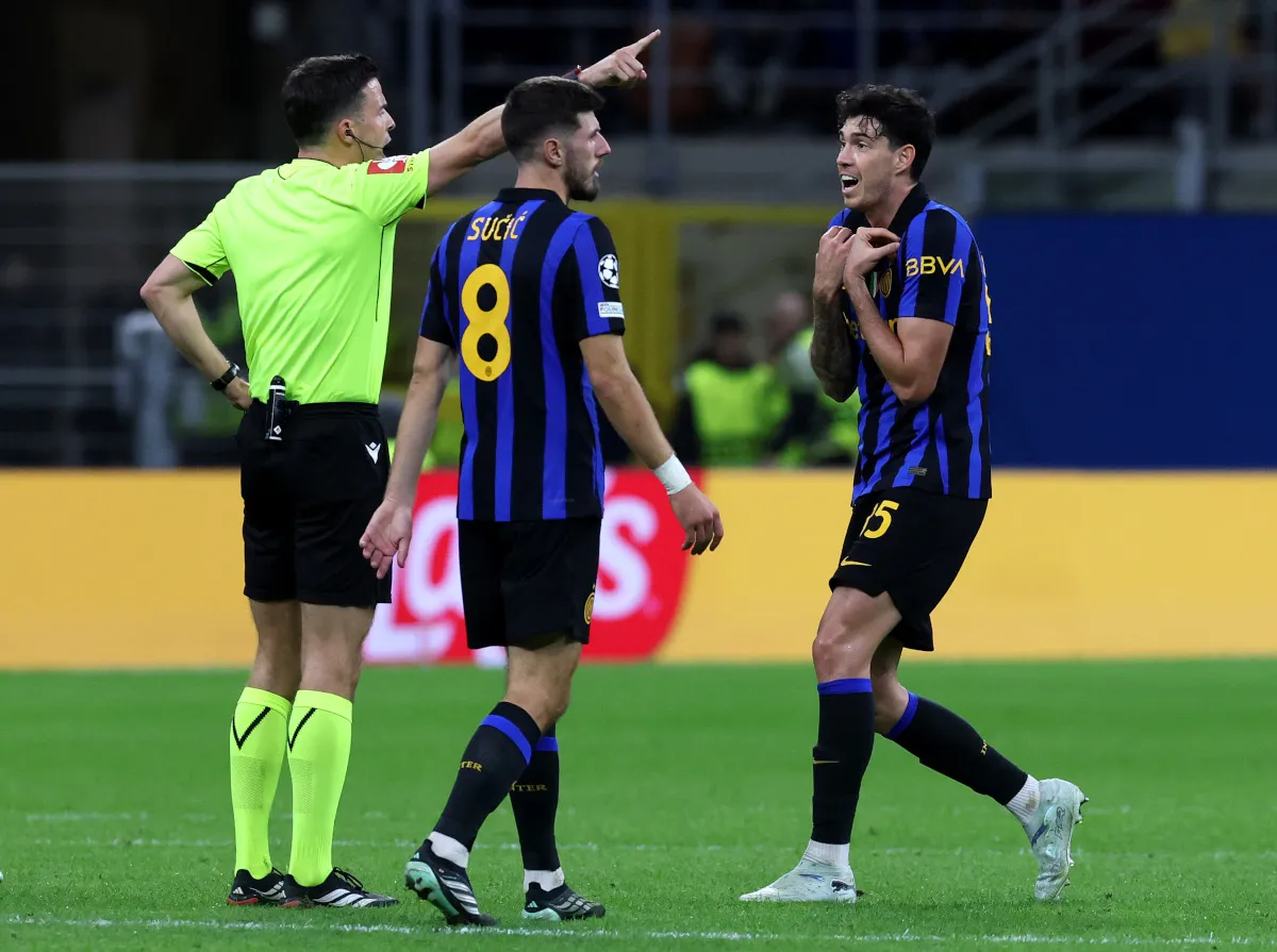 Bastoni Terima Dua Kartu Kuning dalam Dua Menit Lawan Shakhtar Donetsk - sumber: (footballitalia)