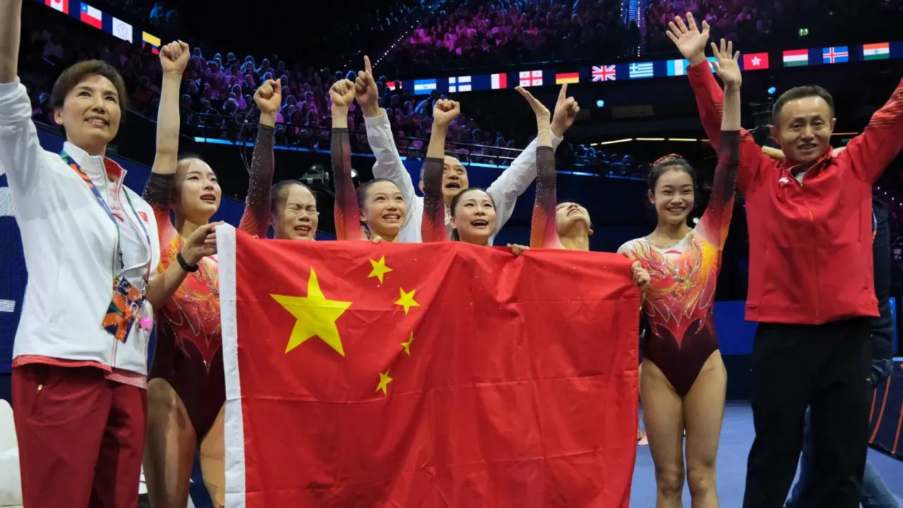 Tim senam putri China melakukan selebrasi setelah memastikan medali emas nomor beregu putri pada Rabu (21/10). (Foto: AP)