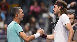 Gestur Menyentuh Stefanos Tsitsipas Bagi Mikhail Kukushkin Di Almaty