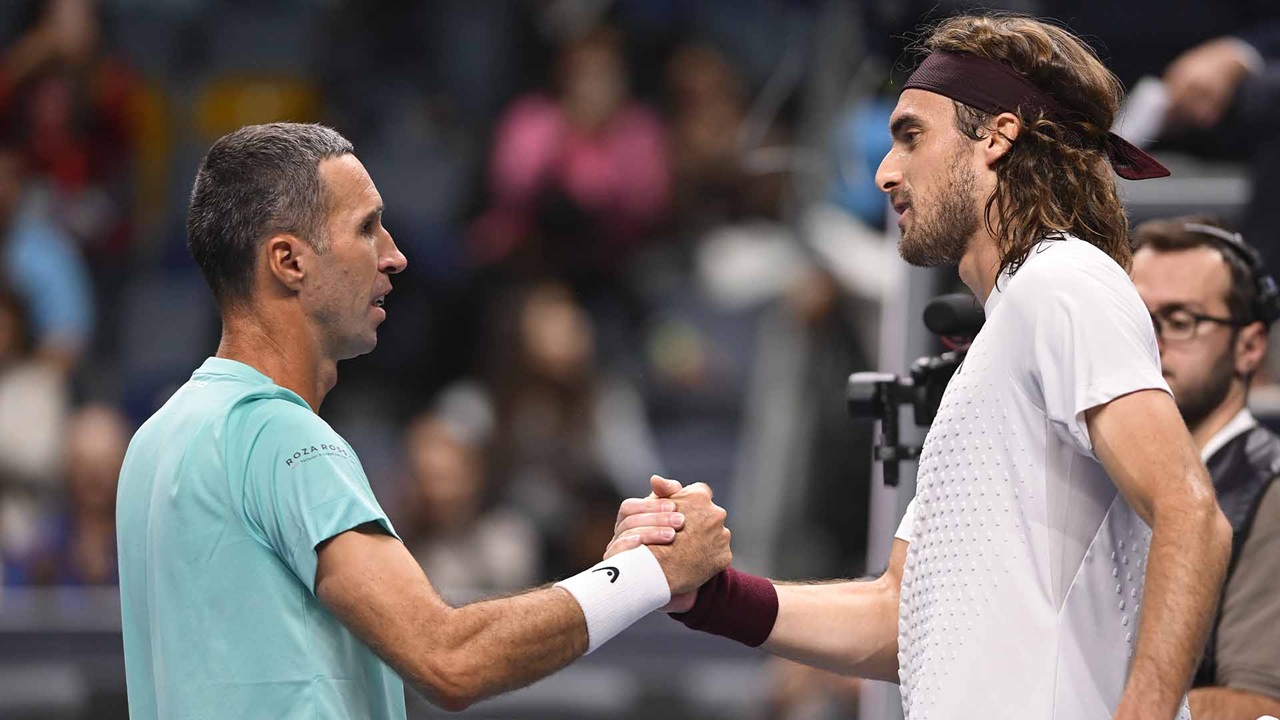 Gestur Menyentuh Stefanos Tsitsipas Bagi Mikhail Kukushkin Di Almaty