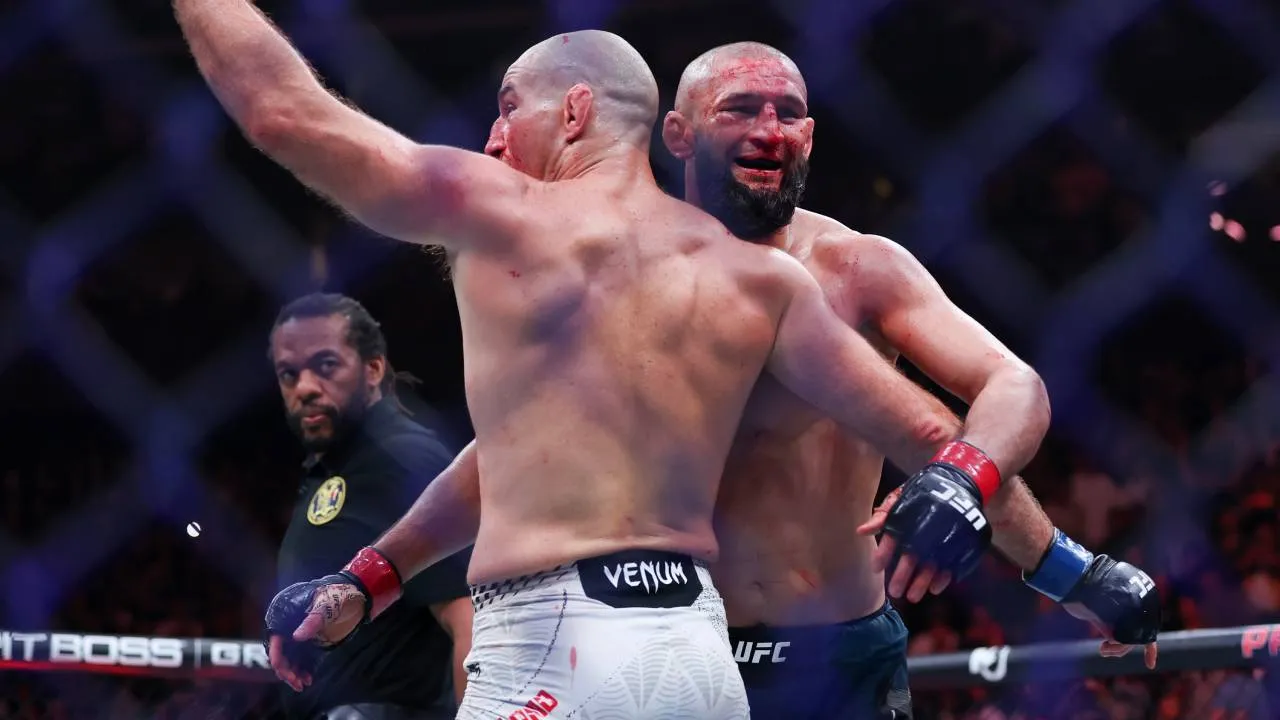 Khamzat Chimaev (kanan) dan Sean Strickland berpelukan setelah pertarungan mereka pada Mei lalu. (Foto: Fight TV)