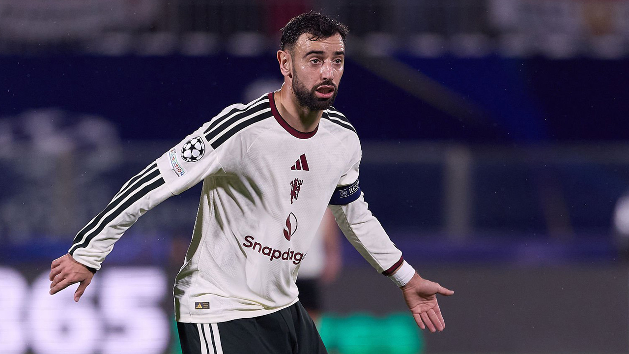 Kritik Taktik Carrick, Carragher Semprot Balik Bruno Fernandes