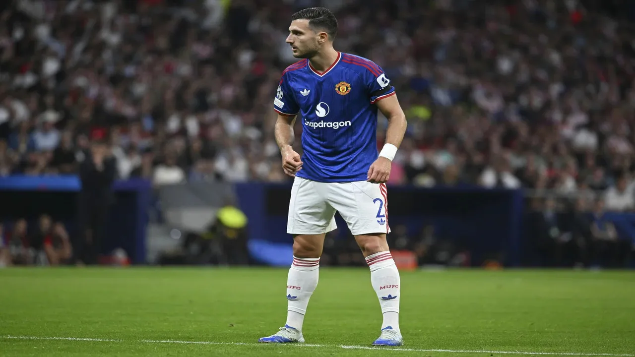 Performa jauh dari kata konsisten, Diogo Dalot dilaporkan berpotensi dilepas oleh Manchester United dalam waktu dekat / via Getty Images