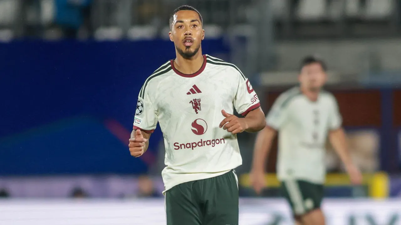 Youri Tielemans Sebut MU Terlalu Mudah Dikalahkan Como